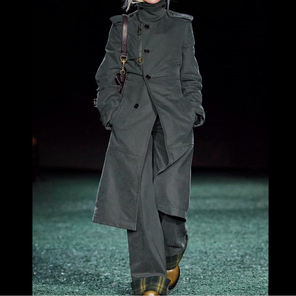 Burberry Women’s Trench Coat Size 2 US Run Way